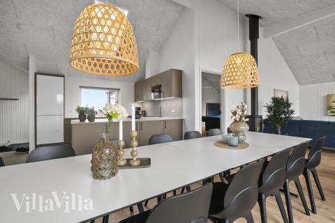 Det stora ljusa vardagsrummet i lyxstuga nr 928 för 14.