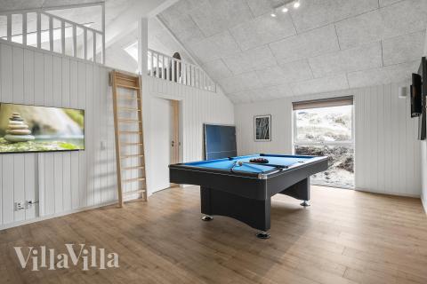 Lyxstuga 928 för 14 personer har ett stort aktivitetsrum med bl.a. biljard och dart