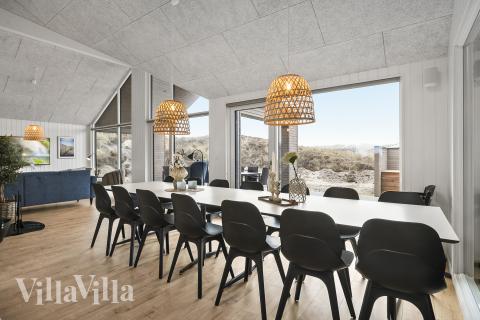 Vardagsrummet i lyxstuga nr. 928 har plats för 14 personer.