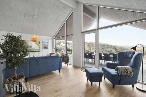 I soffhörnan i lyxstuga 928 i Vestjylland kan ni spela brädspel eller titta på film tillsammans.