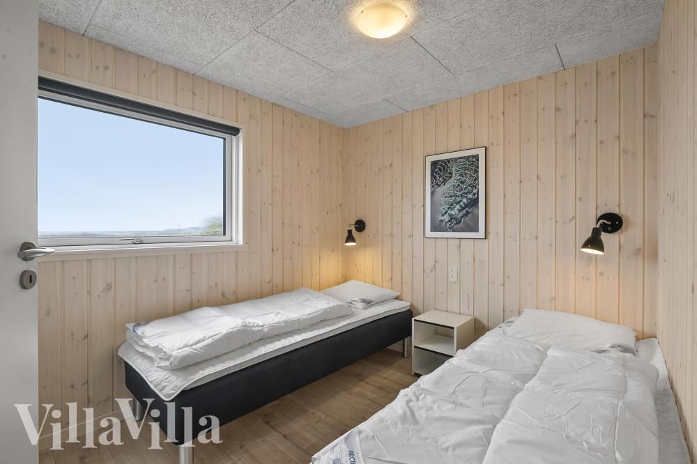 Ett av de 5 utmärkta sovrummen i lyxstuga nr 928 i Vestjylland.