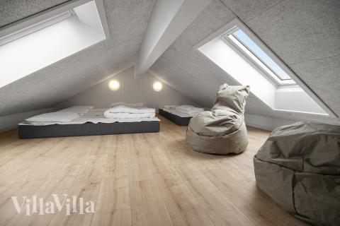 Några av de 14 sovplatserna finns på loftet i lyxstuga nr 928