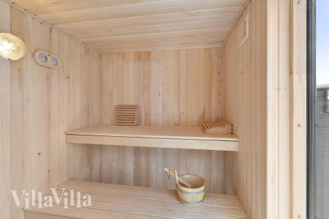 Ett duschrum finns i lyxstuga nr 928 för 14 personer.