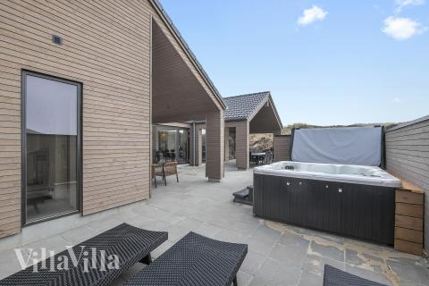 Njut av spabadets värme i lyxstuga nr 928 i Vestjylland