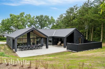 Den praktfulla poolstugan nr 904 med plats för 14 personer ligger i Nordsjälland