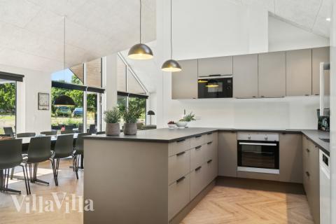 Köket i lyxstuga nr 904 är utrustat så att ni kan laga mat till 14 personer.