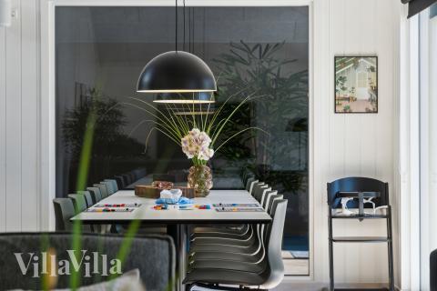 Det stora ljusa vardagsrummet i lyxstuga nr 904 för 14.