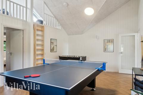 Lyxstuga 904 för 14 personer har ett stort aktivitetsrum med bl.a. biljard och dart