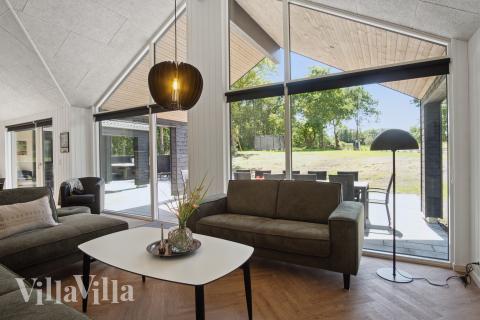 I soffhörnan i lyxstuga 904 i Nordsjälland kan ni spela brädspel eller titta på film tillsammans.