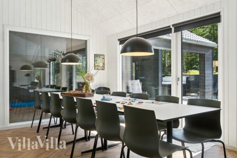 Vardagsrummet i lyxstuga nr. 904 har plats för 14 personer.