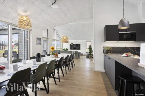 Det stora ljusa vardagsrummet i lyxstuga nr 916 för 18.