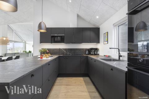 Köket i lyxstuga nr 916 är utrustat så att ni kan laga mat till 18 personer.