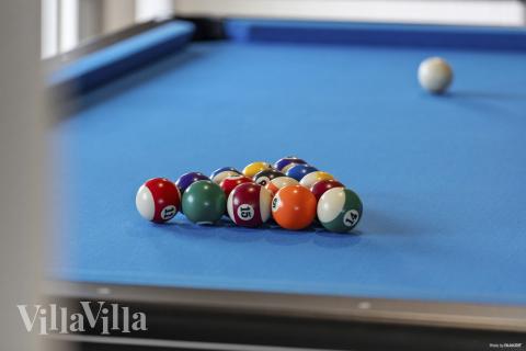 Aktivitetsrum i lyxstuga nr 916 med 7 sovrum och plats för 18 personer.