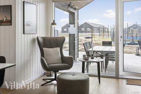 I soffhörnan i lyxstuga 916 i Fyn och öar kan ni spela brädspel eller titta på film tillsammans.