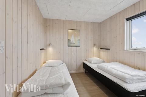 Ett av de 7 utmärkta sovrummen i lyxstuga nr 916 i Fyn och öar.