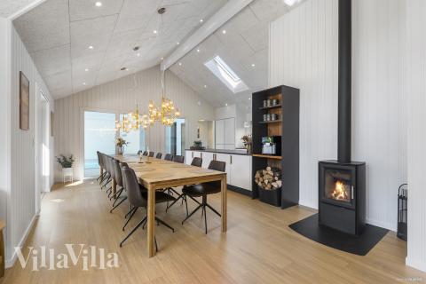 Det stora ljusa vardagsrummet i lyxstuga nr 273 för 18.