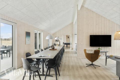 Vardagsrummet i lyxstuga nr. 914 har plats för 30 personer.