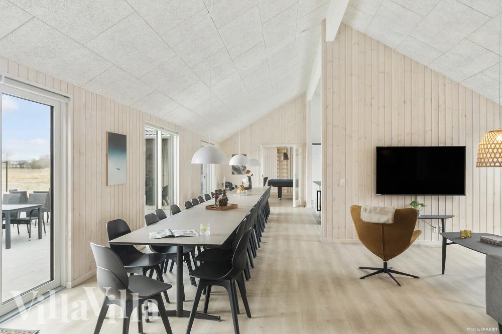 Vardagsrummet i lyxstuga nr. 914 har plats för 30 personer.