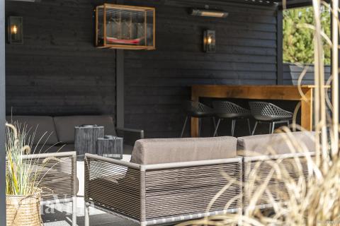 På terrassen i sommarhus nr 273 finns det plats för upp till 18 gäster.