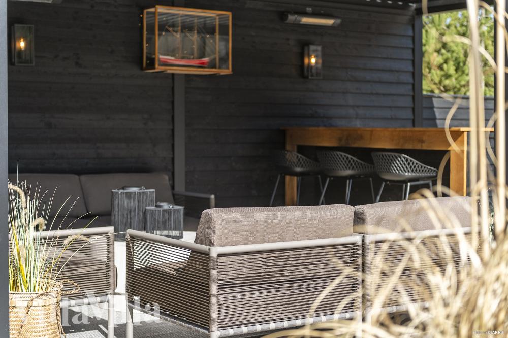 På terrassen i sommarhus nr 273 finns det plats för upp till 18 gäster.
