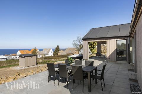 Stor terrass i lyxstuga nr 927 i Bornholm.