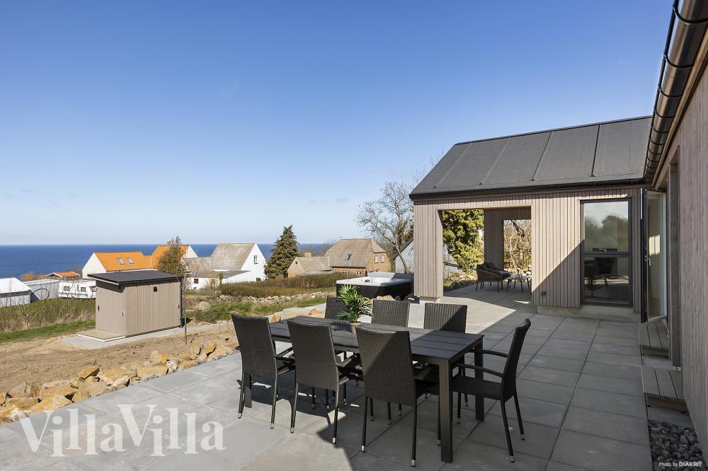 Stor terrass i lyxstuga nr 927 i Bornholm.