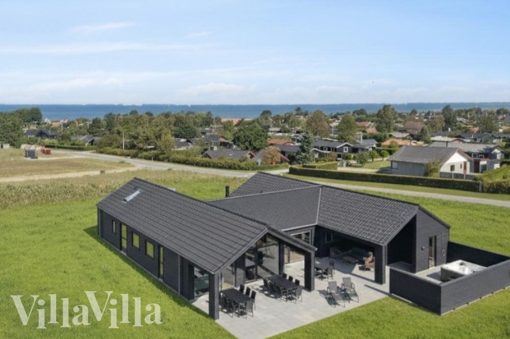 Den praktfulla poolstugan nr 696 med plats för 18 personer ligger i Fyn och öar