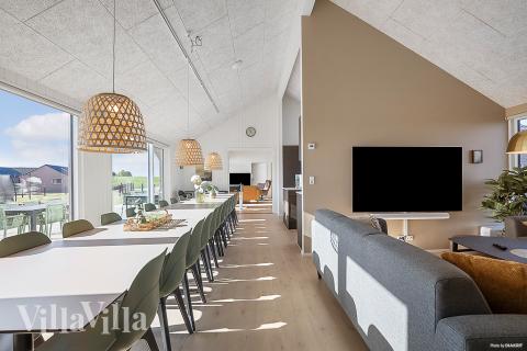 Det stora ljusa vardagsrummet i lyxstuga nr 959 för 26.