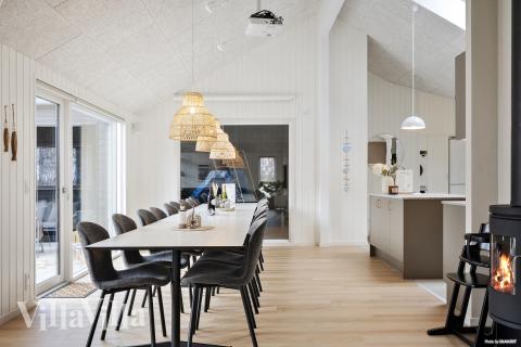 Det stora ljusa vardagsrummet i lyxstuga nr 918 för 18.