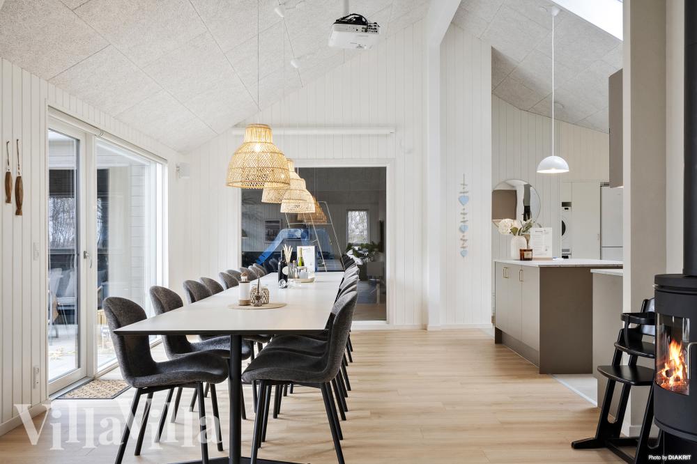 Det stora ljusa vardagsrummet i lyxstuga nr 918 för 18.
