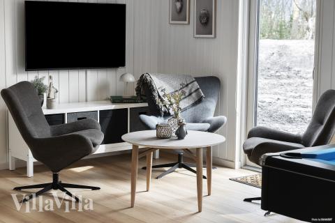 I soffhörnan i lyxstuga 918 i Vestjylland kan ni spela brädspel eller titta på film tillsammans.