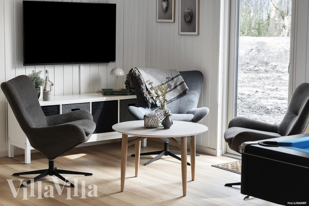 I soffhörnan i lyxstuga 918 i Vestjylland kan ni spela brädspel eller titta på film tillsammans.