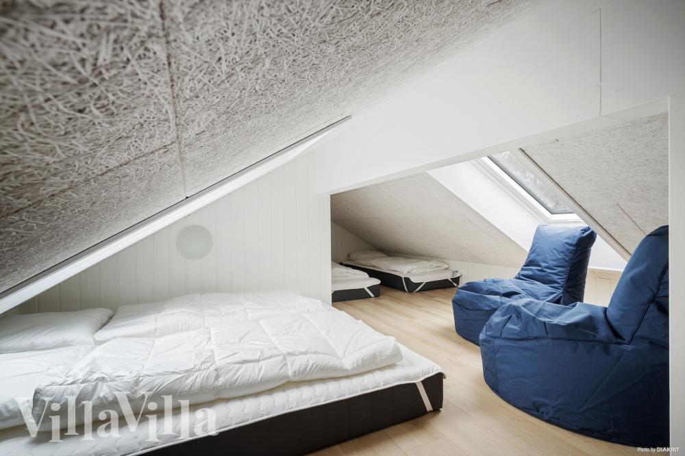 Några av de 18 sovplatserna finns på loftet i lyxstuga nr 918