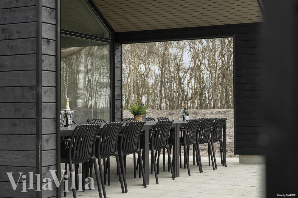 Njut av en grillkväll på terrassen i lyxstuga nr 918 i Vestjylland