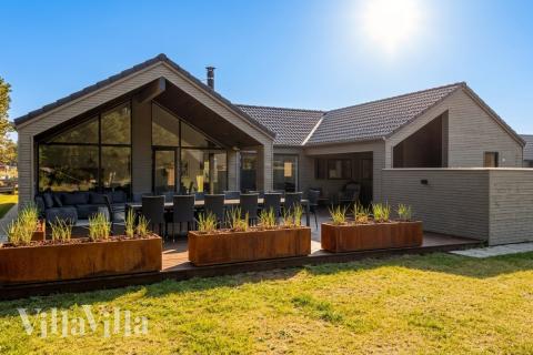 Stor terrass i lyxstuga nr 593 i Sydjylland.