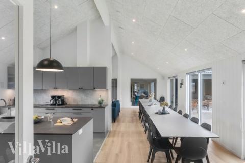 Det stora ljusa vardagsrummet i lyxstuga nr 913 för 24.