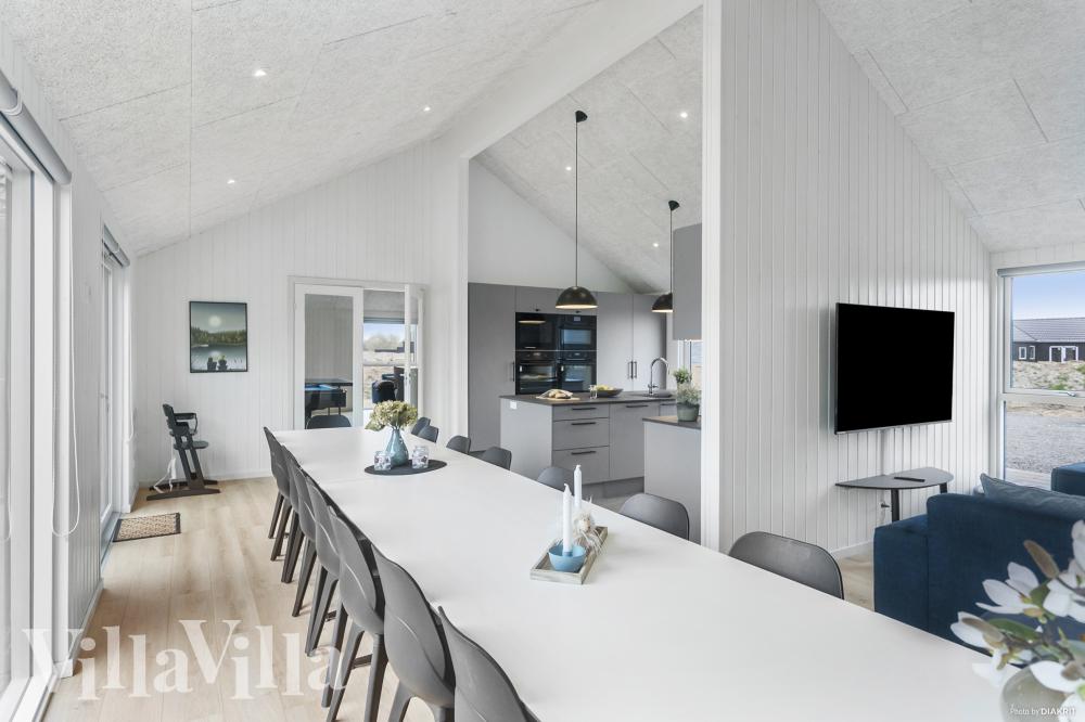 Vardagsrummet i lyxstuga nr. 913 har plats för 24 personer.