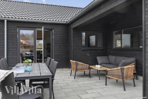 Njut av en grillkväll på terrassen i lyxstuga nr 913 i Lolland/Falster/Møn