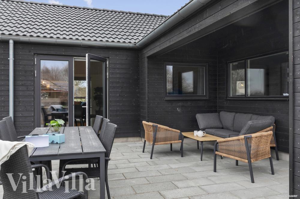 Njut av en grillkväll på terrassen i lyxstuga nr 913 i Lolland/Falster/Møn
