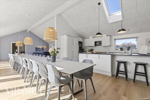 Det stora ljusa vardagsrummet i lyxstuga nr 822 för 30.