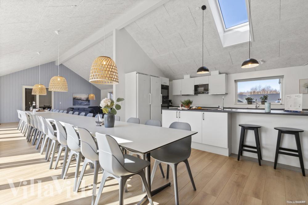 Det stora ljusa vardagsrummet i lyxstuga nr 822 för 30.