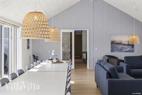 I soffhörnan i lyxstuga 822 i Østjylland kan ni spela brädspel eller titta på film tillsammans.