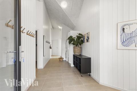 Den rymliga entrén i lyxstuga nr 822 i Østjylland