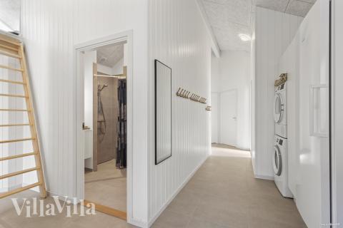 I entrén i lyxstuga 822 finns det gott om plats