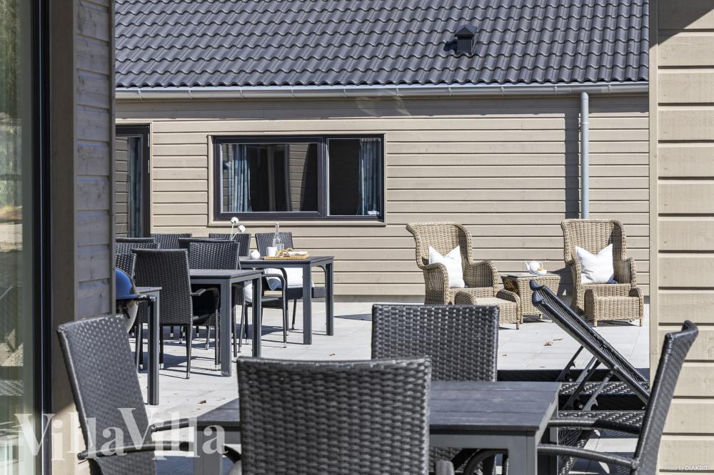 Lyxstuga nr 822 har en härlig terrass med sköna trädgårdsmöbler för 30 personer.