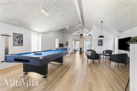 Förutom de många timmar som du kan tillbringa i stugans poolavdelning erbjuder lyxstuga 824 även biljard, bordtennis och dart