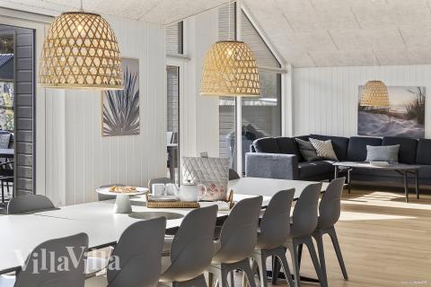 Det stora ljusa vardagsrummet i lyxstuga nr 824 för 20.