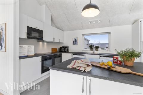 Köket i lyxstuga nr 824 är utrustat så att ni kan laga mat till 20 personer.