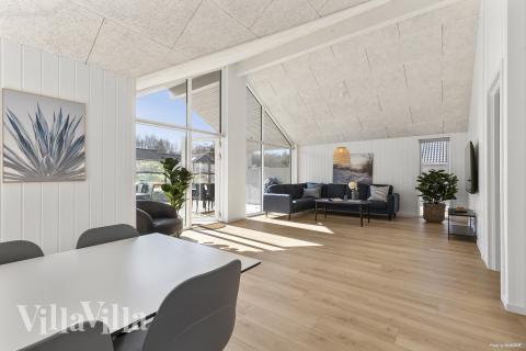 Vardagsrummet i lyxstuga nr. 824 har plats för 20 personer.