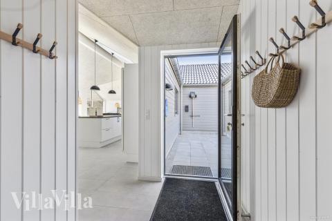 Den rymliga entrén i lyxstuga nr 824 i Østjylland